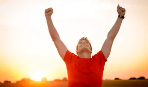 גבר עם חולצה אדומה מרים ידיים למעלה