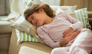 ילדה סובלת מכאבים