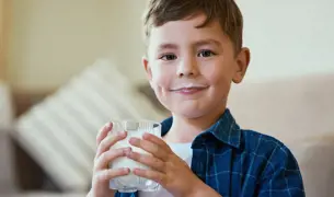 ילד שותה חלב