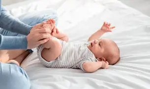 הורה מזיז את הגוף של התינוק