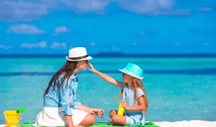 אימא וילדה בים