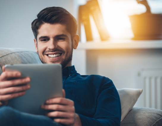 התכתבות, התייעצות, חידוש מרשמים עם הרופא האישי. גבר צעיר מתכתב עם הרופא בטבלט 