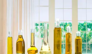 שבעה בקבוקים של שמן על שולחן