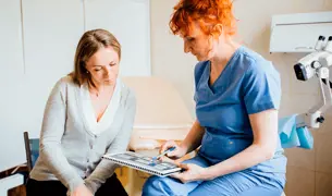 מטפלת מראה למטופלת את ההנחיות