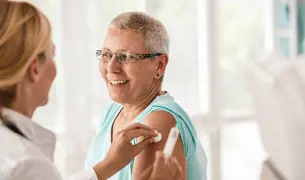 אישה מבוגרת מקבלת חיסון