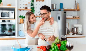 גבר ואישה מבשלים במטבח