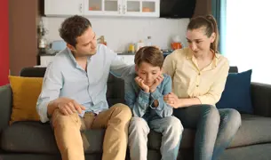 הורים מנחמים ילד עצוב