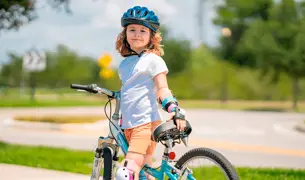 ילדה רוכבת על אופניים