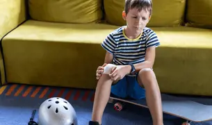 ילד עם פלסטר על הרגל