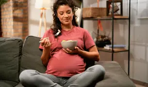 הריונית אוכלת