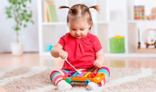 תינוקת לבושה באדום