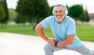 גבר יוצא לאימון בוקר עם אוזניות כחולות גדולות לראשו