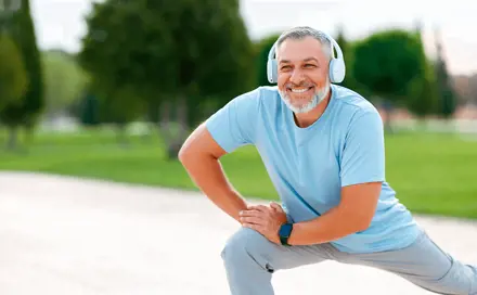 גבר יוצא לאימון בוקר עם אוזניות כחולות גדולות לראשו