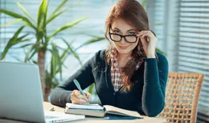 אישה צעירה ליד המחשב מחדשת מרשמים בקלות ומהבית