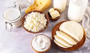 גבינות שונות ומגוונות על שולחן