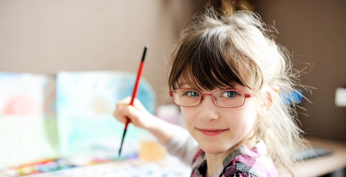 ילדה עם משקפיים לומדת בכיתה 