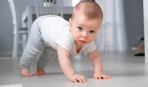 תינוק בן 10 חודשים מרים את הגוף שלו על 4