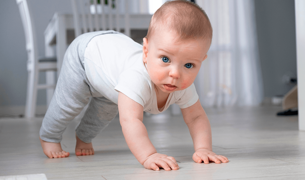 תינוק בן 10 חודשים מרים את הגוף שלו על 4