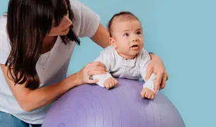 אמא עוזרת לתינוק שלה