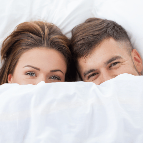 זוג במיטה ביחד, שעכשיו צריכים ליטול אמצעי מניעה לשעת חירום