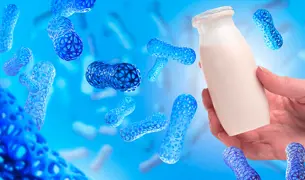 בקבוק יוגורט על רקע מיקרואורגזניזמים