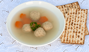 מרק עוף עם קניילעך ומצה פסח