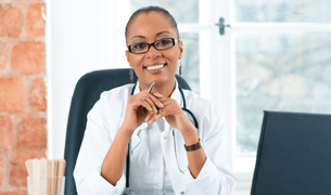 רופאה מנתחת מייעצת לפני ניתוח 