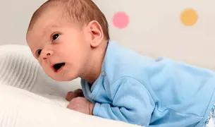 תינוק קטן בן חודשיים מנסה להרים ראש