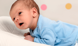 תינוק קטן בן חודשיים מנסה להרים ראש