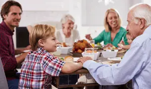 משפחה מורחבת יושבת יחד לאוכל