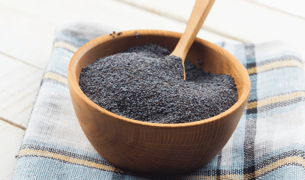 קערת עץ מלא בפרג טחון 