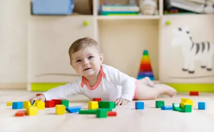 תינוק שוכב על הגחון