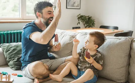 אבא ובן אוכלים ארטיקים