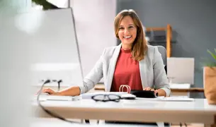 בחורה יושבת על כיסא במשרד