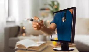 רופא עור מייעץ אונליין, זו המחשה עם יד שמוציאה זריקה מהמסך