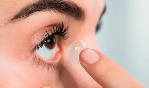 אישה שמה עדשות מגע