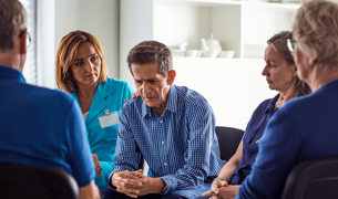 קבוצת תמיכה, מחזקים איש מבוגר עצוב