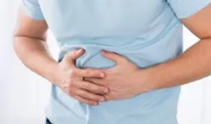 גבר אוחז בבטן שלו בכאבים