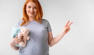 אישה בהיריון מצביעה שתיים