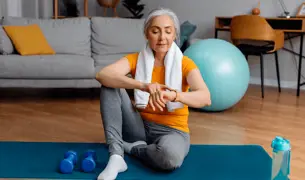 אישה מבוגרת עושה אימון כושר בבית שלה