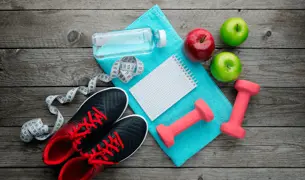 נעלי ספורט, מגבת ושלושה תפוחים