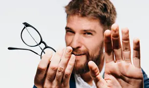 גבר מחזיק משקפיים