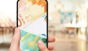 החזר כספי בלי מאמץ, טלפון עם שטרות של כסף על המסך