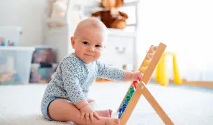 תינוק בן חצי שנה שמשחק בחדר שלו
