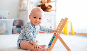 תינוק בן חצי שנה שמשחק בחדר שלו