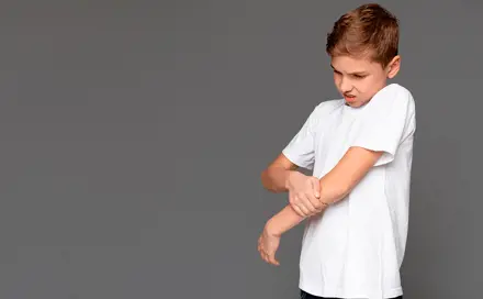 ילד מחזיק את היד