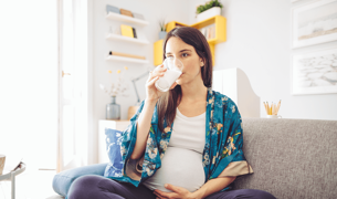 אישה בהריון שותה חלב