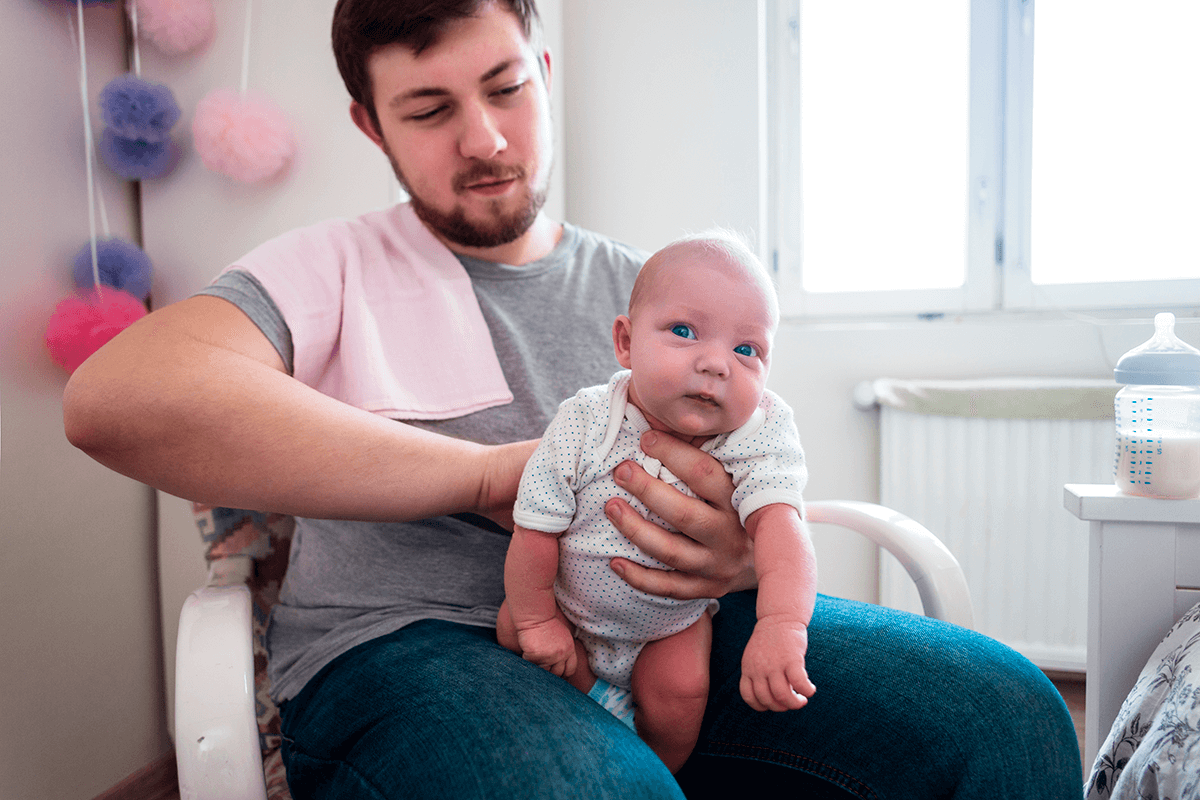 אבא עושה גרעפס לתינוק