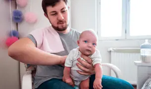 אבא עושה גרעפס לתינוק