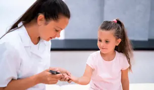 ילדה בבדיקת דם מהאצבע